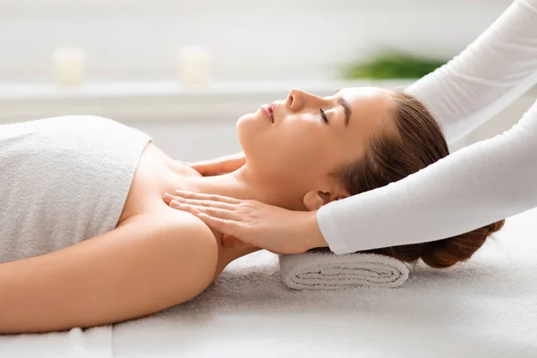 Kvinde får kropsmassage på hvid spa - Stock-foto