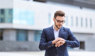 Başarılı CEO şehir merkezindeki kol saatini kontrol ediyor, boş alan.