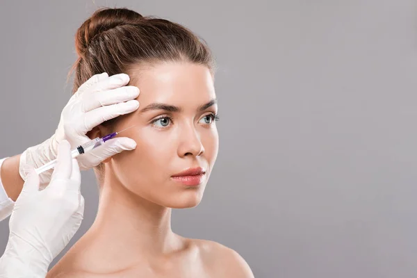 Young woman getting facial beauty injection for wrinkles — Stock Photo, Image