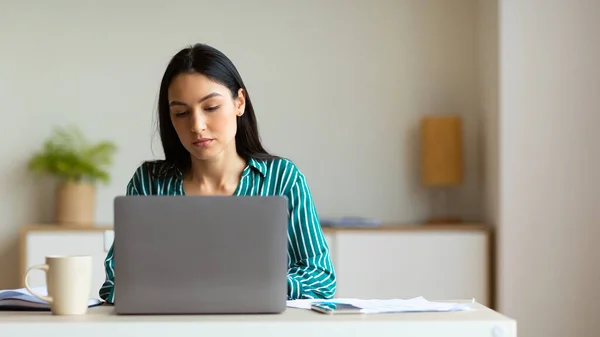 Chica de negocios usando el ordenador portátil de trabajo en línea sentado en la oficina, Panorama — Foto de Stock