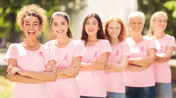 Donne gioiose in posa durante la riunione del gruppo di supporto a Park, Panorama — Foto Stock