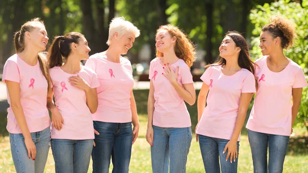 Survivant du cancer du sein exprimant sa gratitude au groupe de soutien dans le parc — Photo