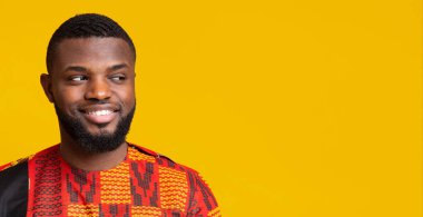 Boş alana bakan ilgilenen siyahi adam