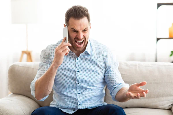 Wściekły człowiek rozmawiający przez telefon komórkowy i krzyczący — Zdjęcie stockowe
