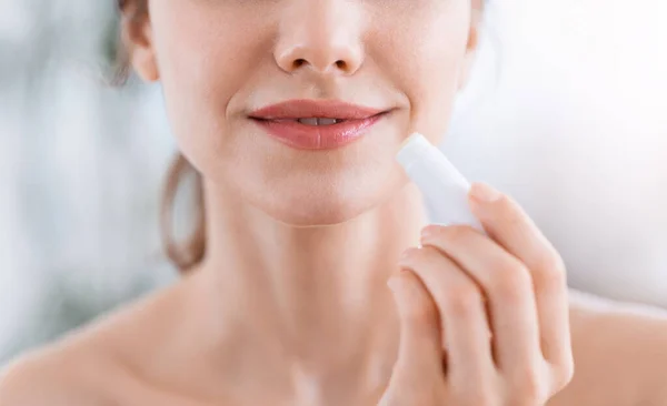 Close-up de jovem segurando bálsamo labial — Fotografia de Stock
