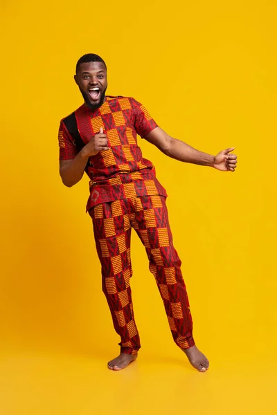 Chico africano divertido riendo sobre fondo amarillo — Foto de Stock