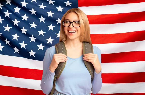 Studeren in de VS. gelukkig tiener meisje met rugzak over Amerikaanse vlag achtergrond — Stockfoto