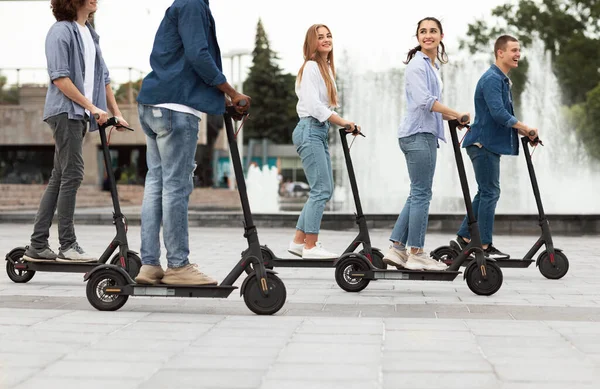 Amigos teniendo agradable paseo en scooters motorizados — Foto de Stock