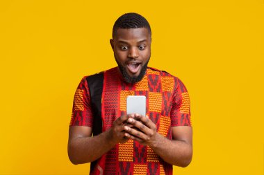 Akıllı telefon ekranına bakan inanılmaz siyahi adam.