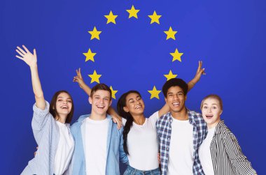 Eu 'daki öğrenci değişim programları. Avrupa Birliği Bayrağı Üzerinde Çok Irklı Gençler Poz Veriyor