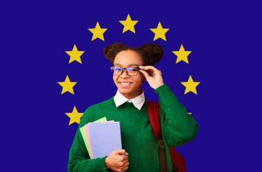 Avrupa 'da Eğitim. Mutlu Siyahi Genç Kız Öğrenci AB Bayrağı Üzerinde Pozisyon Veriyor