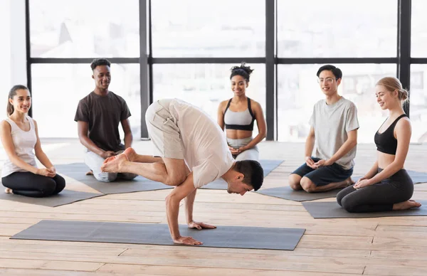 Profesyonel yoga eğitmeni sınıfta yeni başlayanlara asana egzersizleri gösteriyor. — Stok fotoğraf