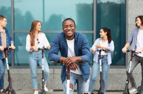 Amigos que viajan en scooters motorizados —  Fotos de Stock