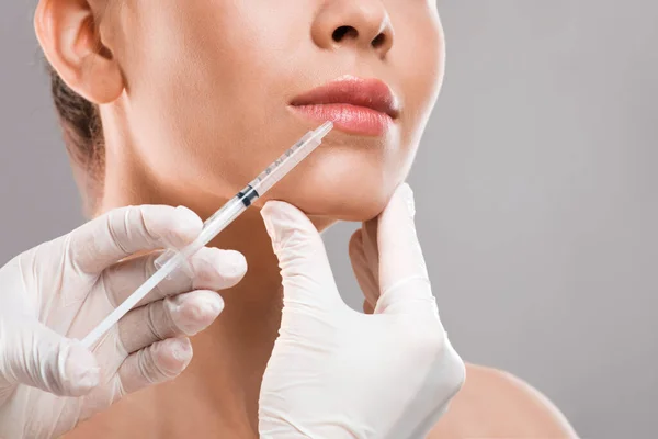 Inyección de labios para mujer joven, fondo estudio gris — Foto de Stock