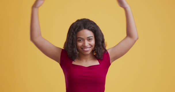 Счастливая чернокожая девушка, притворяющаяся большим любящим сердцем — стоковое видео