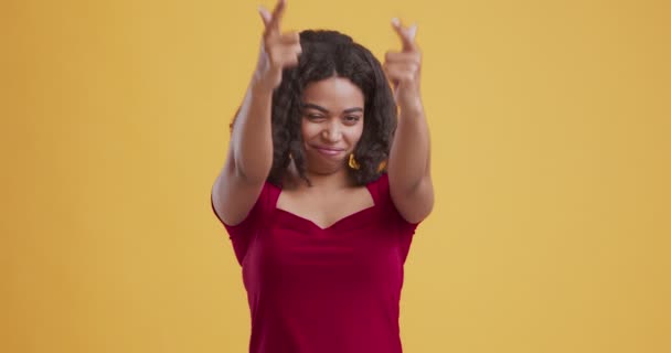 Junges schwarzes Mädchen schießt mit den Händen vor die Kamera — Stockvideo