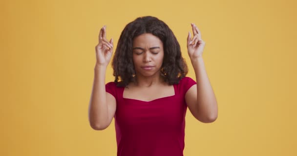 Menina afro-americana cruzando os dedos, fazendo desejo — Vídeo de Stock