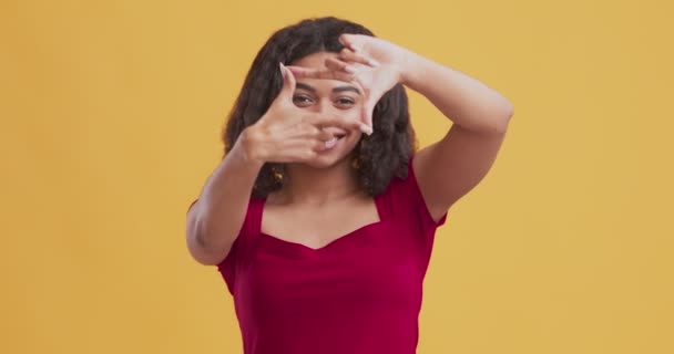 Usmívající se černošky dívka rámování tvář s prsty — Stock video