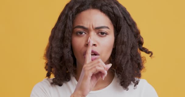 Joven mujer negra pidiendo guardar secreto — Vídeos de Stock