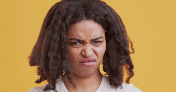 Disgusted african american woman feeling aversion, frowning face — Stock Video