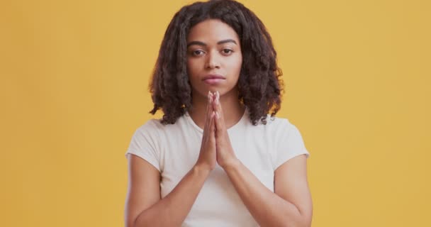 Mosolygó, békés fekete nő Namaste gesztust tesz. — Stock videók
