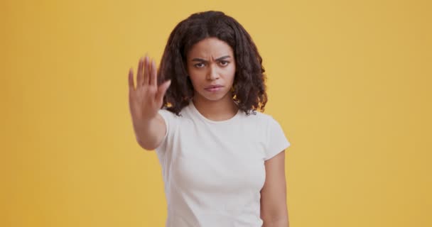 Porträt einer ernsthaften afrikanisch-amerikanischen Mädchen macht Stop-Geste mit der Hand