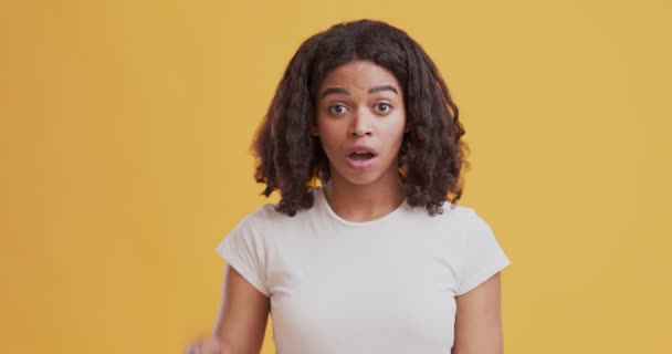 Chica afroamericana feliz tuvo una gran idea, levantando el dedo — Vídeos de Stock