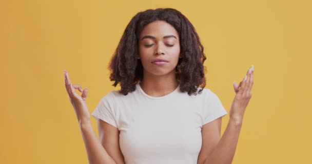 Afrikai amerikai nő meditál csukott szemmel — Stock videók