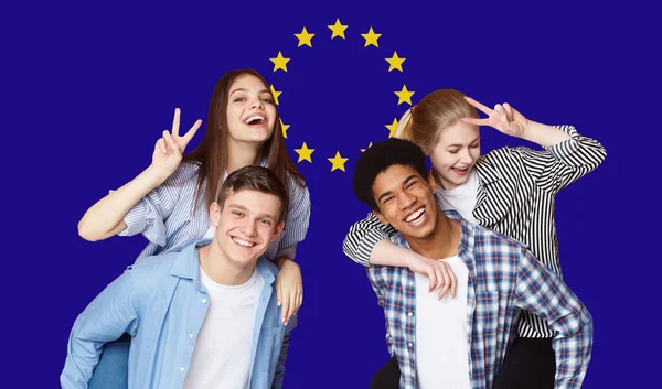 Groupe d "étudiants multi-ethniques heureux debout devant le drapeau de l'UE — Photo