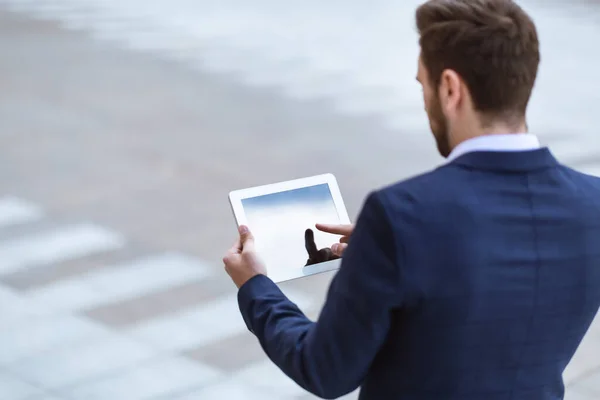 Visão traseira do tablet executivo de escritório com tela em branco no centro da cidade, espaço para o seu texto ou design — Fotografia de Stock