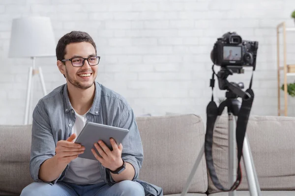 Giovane uomo attraente blogger guardando la fotocamera e parlando di riprese video con devise — Foto Stock