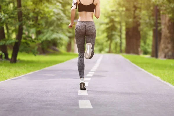 Yeşil Şehir Parkı 'nda Yolda Koşan Tanımlanamayan Kadın Koşucu — Stok fotoğraf