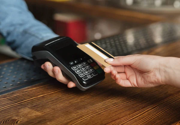 Factura de pago rápida y fácil. El cliente paga las bebidas con tarjeta de crédito en la terminal — Foto de Stock