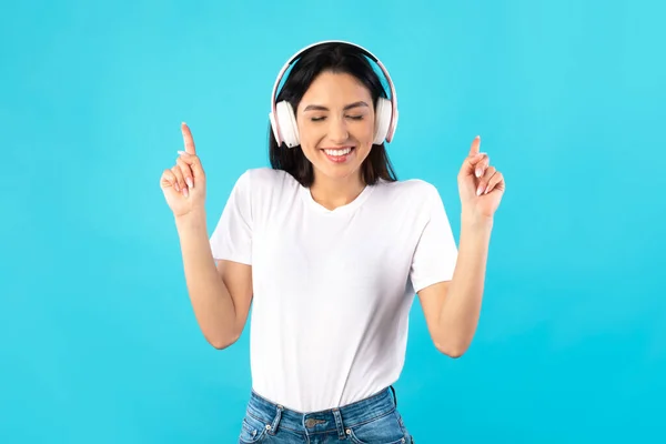 Retrato de menina usando fones de ouvido desfrutando de música — Fotografia de Stock