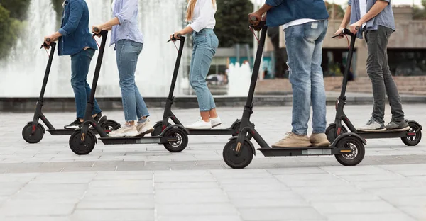 Vrienden die rijden op gemotoriseerde kick scooters — Stockfoto