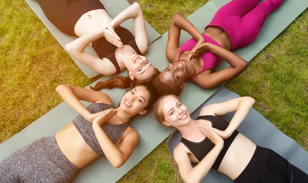 Mulheres multirraciais felizes fazendo gesto namaste durante a aula de ioga ao ar livre, vista aérea — Fotografia de Stock