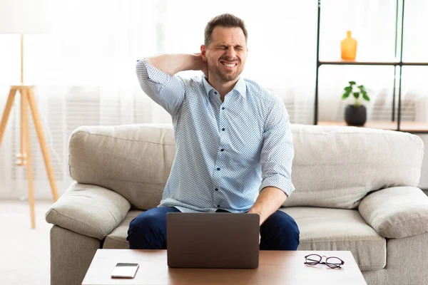 Hombre de negocios con dolor de cuello después de largas horas en el trabajo — Foto de Stock