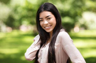 Summer Park 'ta poz veren mutlu Asyalı kız portresi