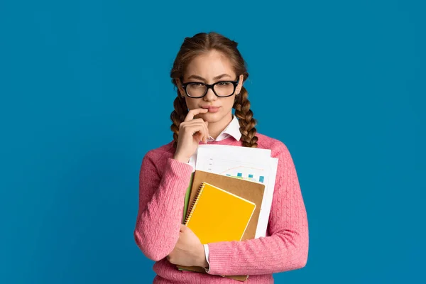 Pozorný teenager dívka s brýlemi a schránkami. — Stock fotografie