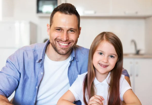 Mała dziewczynka i jej tata uśmiecha pozowanie w kuchni w domu — Zdjęcie stockowe