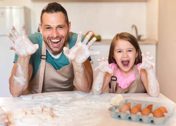 Ojciec i Mała Córka Pokazuje Brudne Ręce Zarabiając Ciasto W Domu — Zdjęcie stockowe