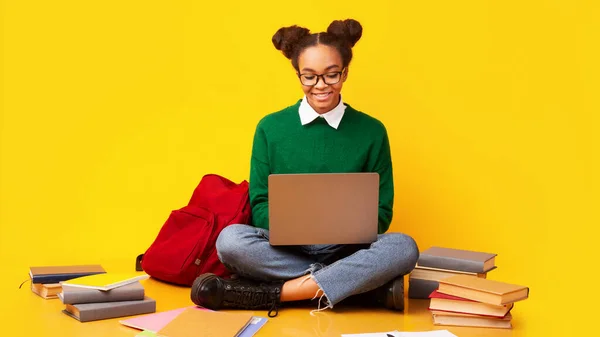 Thoughtful afro teen working on computer at studio — Stock Photo, Image