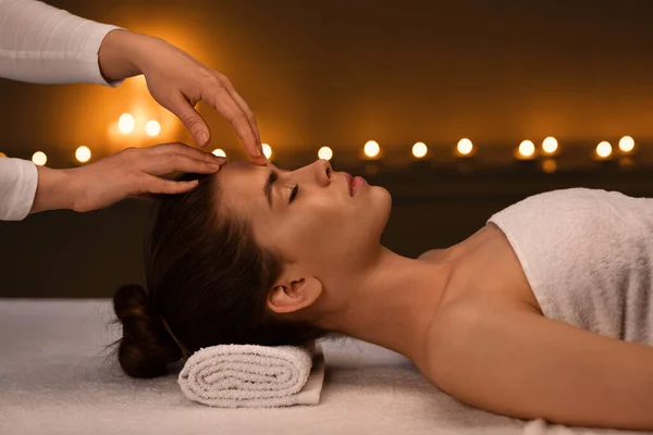 Lugn flicka att få huvud massage på spa salong — Stockfoto