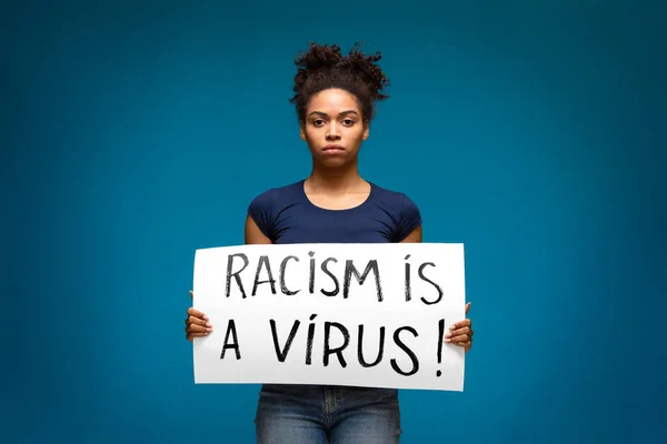 Чорна дівчина тримає прапор на знак протесту, расизм - це вірус. — стокове фото