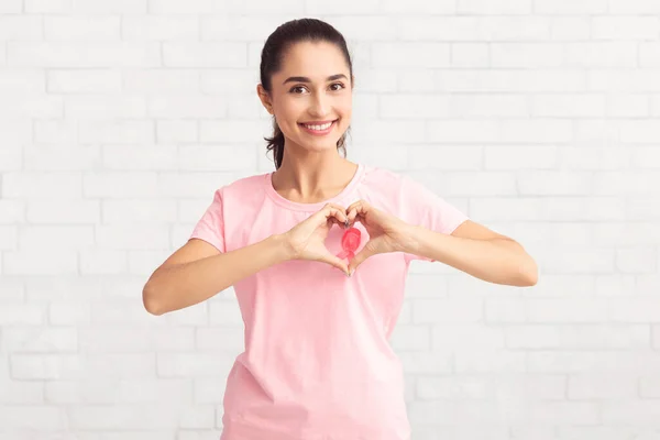 Nő Gesturing Heart Shape keret szalag a póló, fehér háttér — Stock Fotó