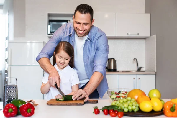 Mutlu Baba ve Kızı Birlikte Yemek Pişiriyor Mutfakta Sebze Kesiyor — Stok fotoğraf