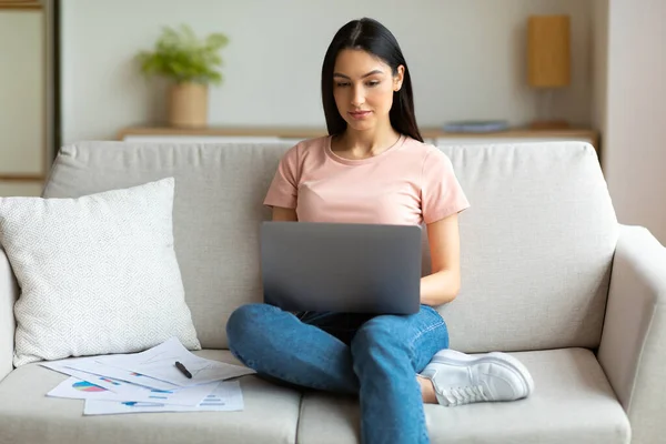 Meisje werkt op laptop Online zitten op de bank thuis — Stockfoto