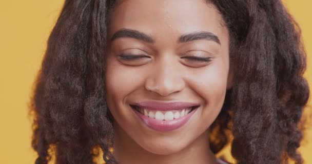 Portret wesołej afrykańskiej dziewczyny, uśmiechniętej do kamery — Wideo stockowe