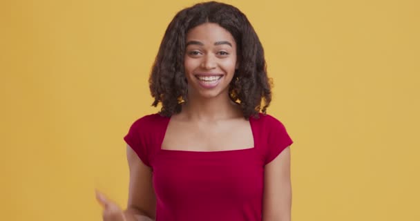陽気なアフリカ系アメリカ人の女の子ジェスチャー親指アップと笑顔 — ストック動画