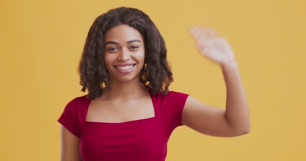 Vrolijk Afrikaans Amerikaans meisje zwaaiend hand Hallo — Stockvideo